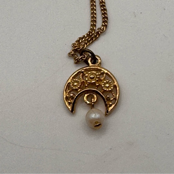 Jewelry - Goldtone floral crescent moon and faux pearl necklace fairy boho cottage dainty